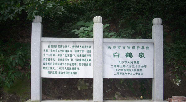 QȪ