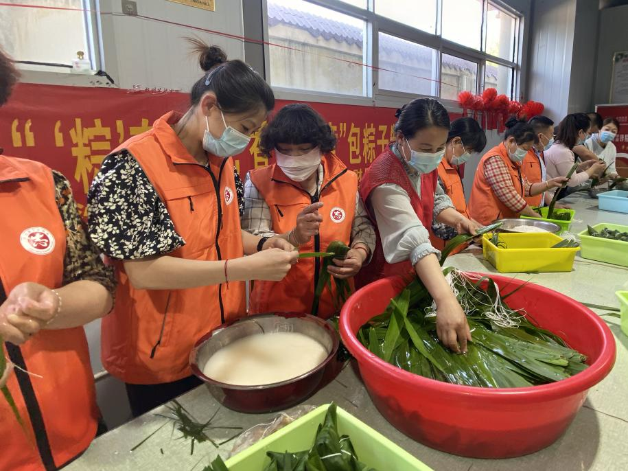 青口供電所黨支部聯(lián)合生產(chǎn)生活服務(wù)中心分會(huì)、黃沙坨社區(qū)，共同舉辦“悠悠艾草香 濃濃端午情”系列活動(dòng)。.png